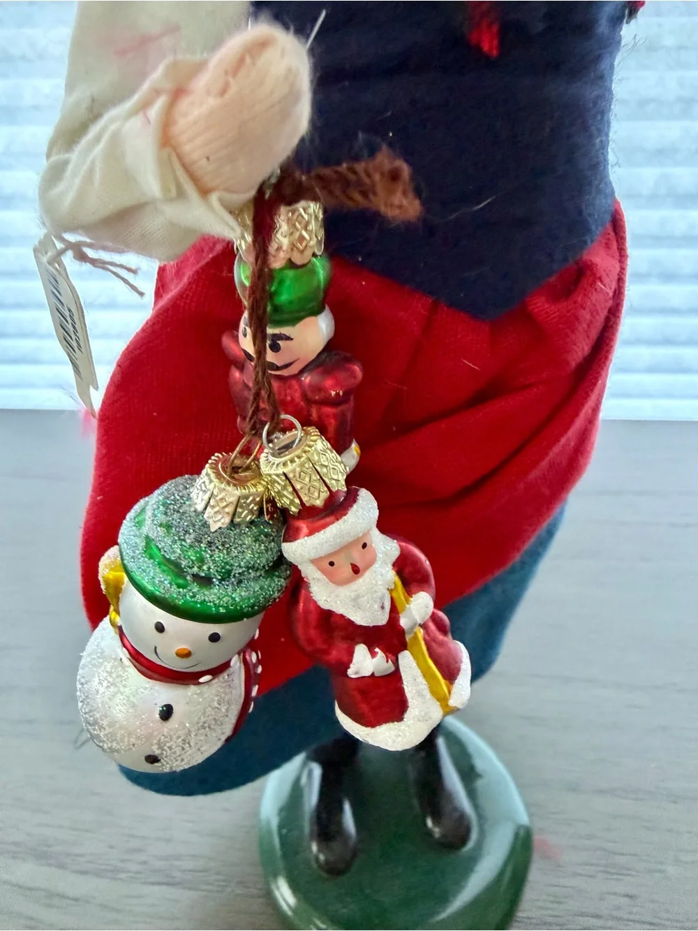 Byers’ Choice 2004 Ornament Seller Caroler Retired w/ Hang Tag